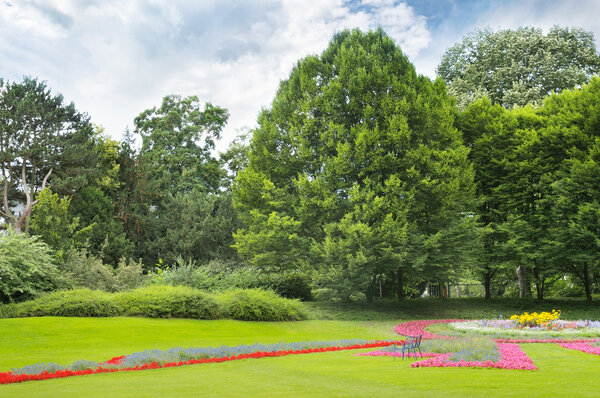 летний парк с красивыми клумбами