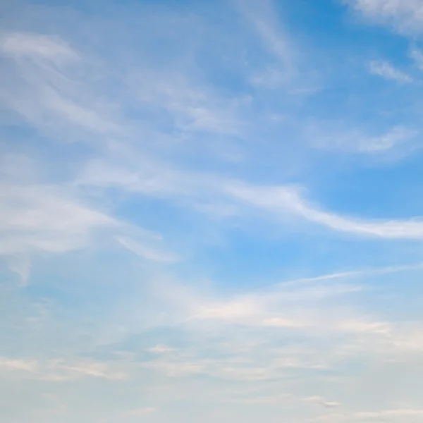 Moln i den blå himlen — Stockfoto