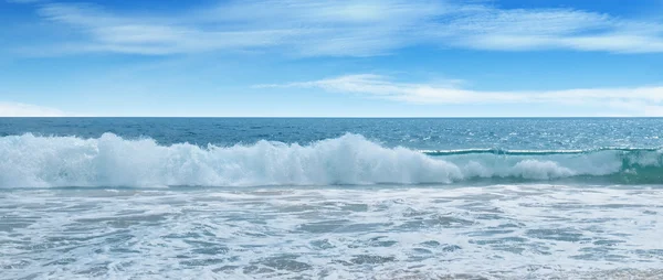 Océano, playa de arena y cielo azul —  Fotos de Stock