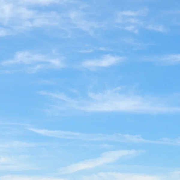青空に浮かぶふわふわの雲 — ストック写真