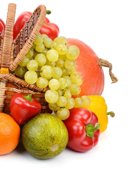 Groenten en fruit in een mand geïsoleerd op witte achtergrond — Stockfoto