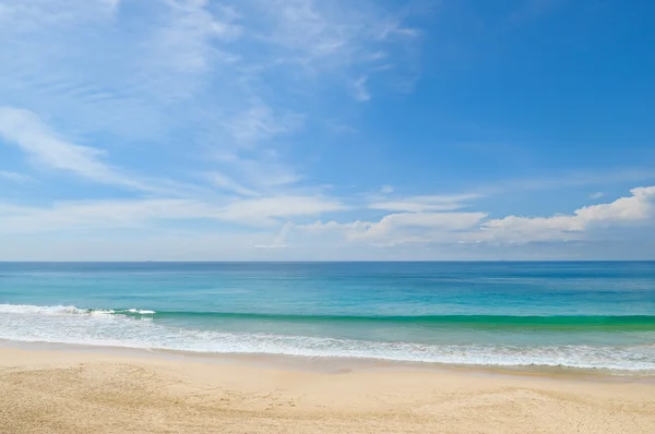 Océano, playa de arena y cielo azul — Foto de Stock