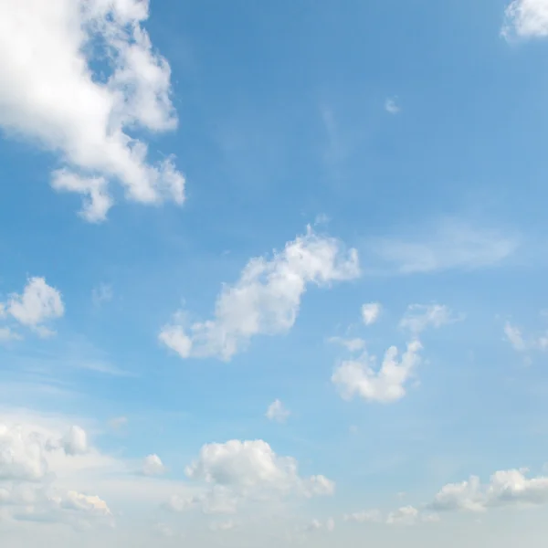 Modrá obloha a bílá Cumulus mraky — Stock fotografie