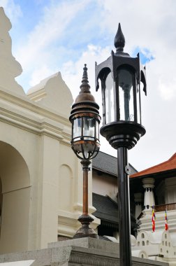 Bir Budist tapınağında sokak lambası