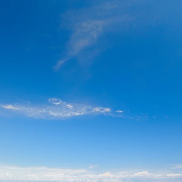 Nuages plumeux dans le ciel bleu — Photo