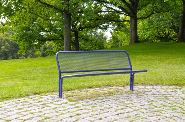 Bench in a summer park — Stock Photo, Image