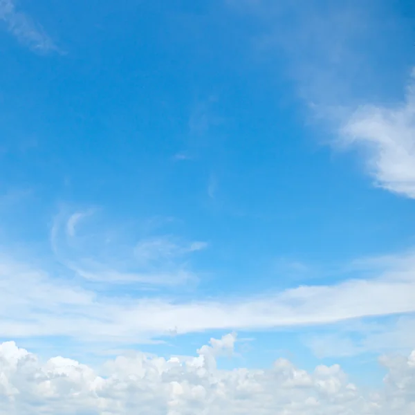 Plumosas nubes en el cielo azul —  Fotos de Stock