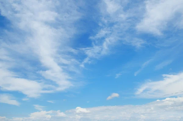 蓝天上蓬松的云彩 — 图库照片