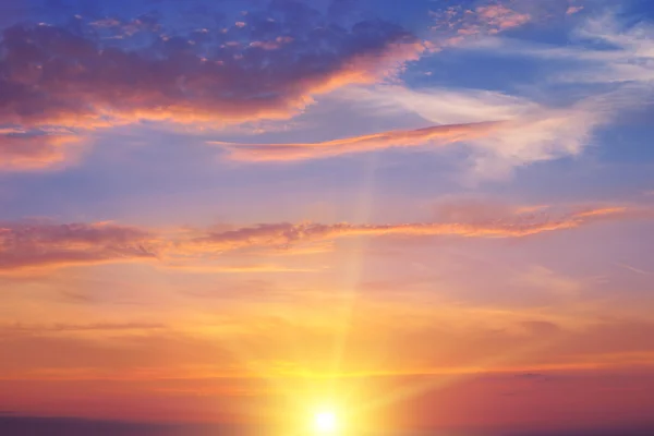 Los rayos del sol iluminan el cielo sobre el horizonte — Foto de Stock