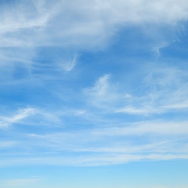 Mavi gökyüzünde kabarık bulutlar