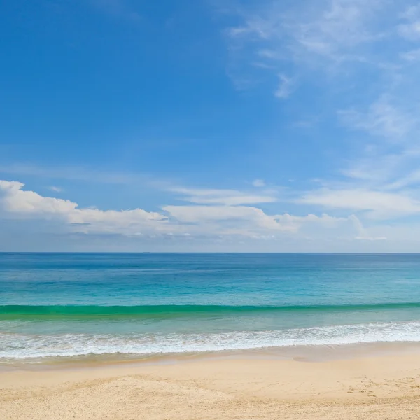 Océano, playa de arena y cielo azul — Foto de Stock