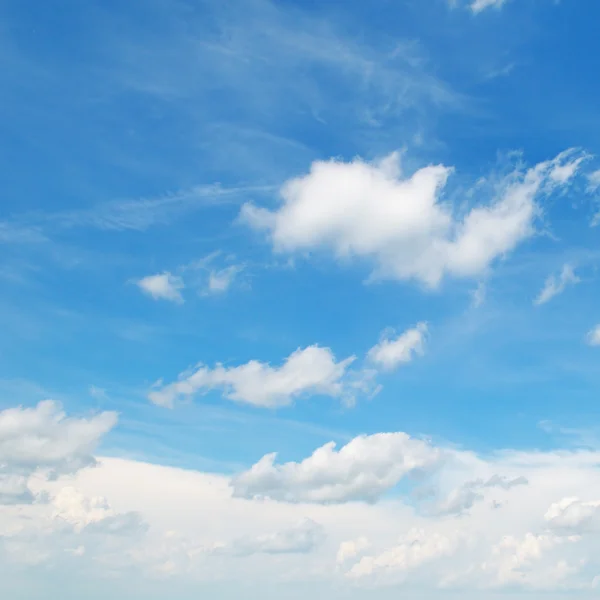 Nuages blancs sur fond de ciel bleu — Photo
