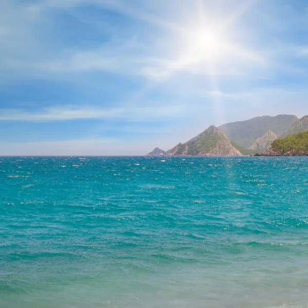 Paisaje marino, cielo azul y costa montañosa —  Fotos de Stock