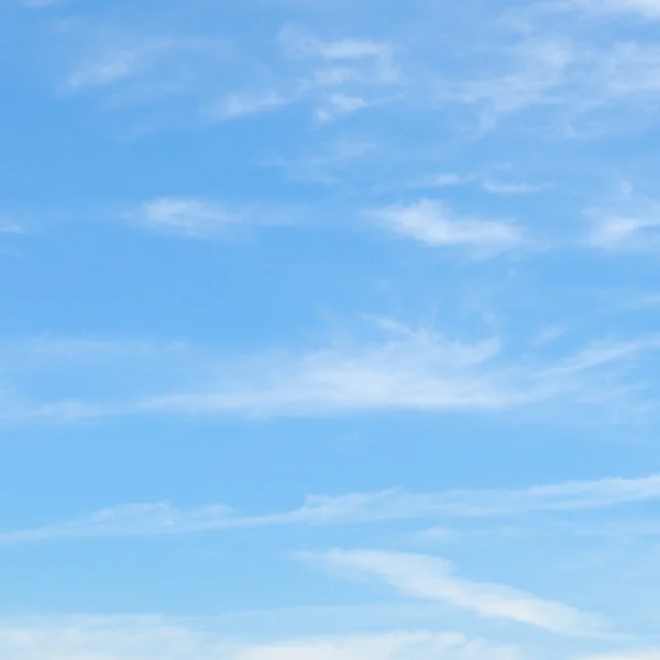 Flauschige Wolken am blauen Himmel — Stockfoto