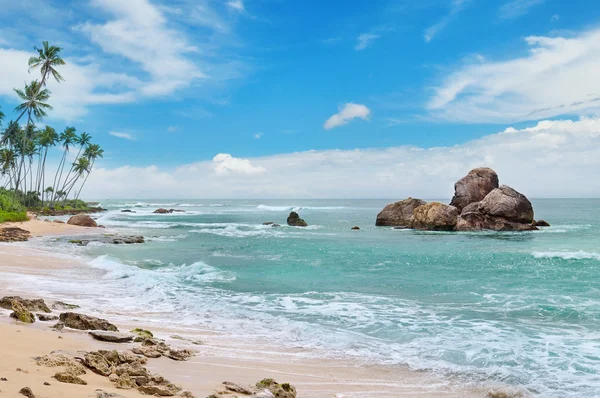 Oceán, malebné pláže a modré nebe — Stock fotografie