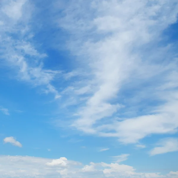 푸른 하늘을 배경으로 하는 흰 구름 — 스톡 사진