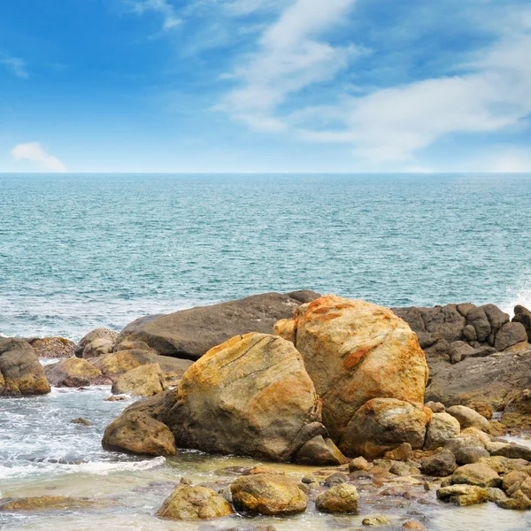 Океан, живописный пляж и голубое небо — стоковое фото