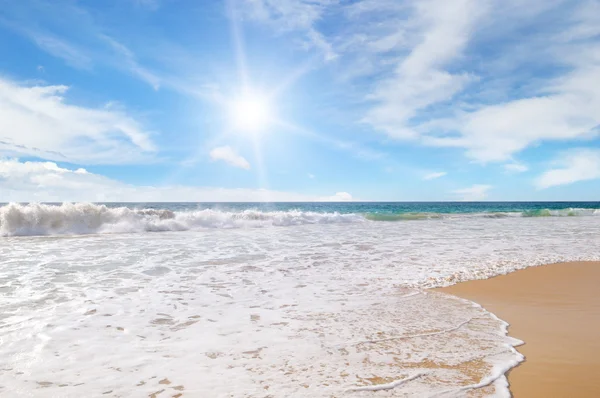 Océano, playa de arena y cielo azul — Foto de Stock