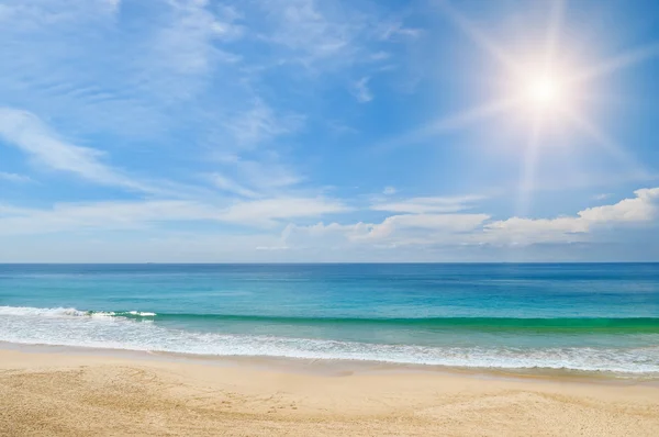 Meer, Sandstrand und blauer Himmel — Stockfoto