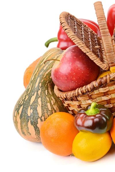 Zelenina a ovoce v košíku izolovaných na bílém pozadí — Stock fotografie