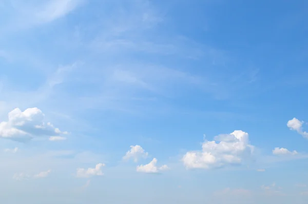 Nuages plumeux dans le ciel bleu — Photo