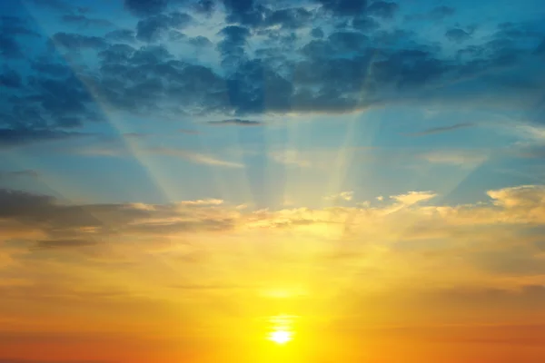 Bella alba e cielo nuvoloso — Foto Stock