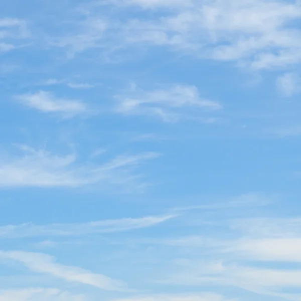 Nuvens plumosas no céu azul — Fotografia de Stock