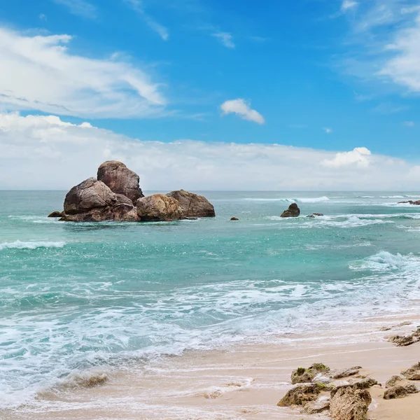 Oceano, praia pitoresca e céu azul — Fotografia de Stock