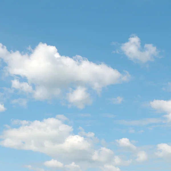 Leichte Kumuluswolken am blauen Himmel — Stockfoto