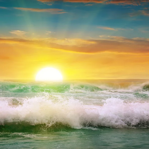 바다 위로 떠오르는 태양 — 스톡 사진
