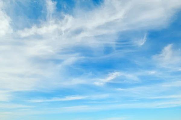 Plumose molnen på den blå himlen — Stockfoto