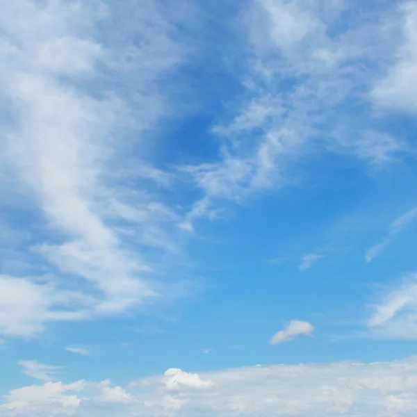 Nuvole plumose nel cielo blu — Foto Stock