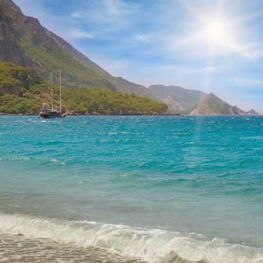 deniz manzarası, mavi gökyüzü ve dağlık sahil