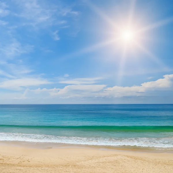 Océano, playa de arena y cielo azul —  Fotos de Stock