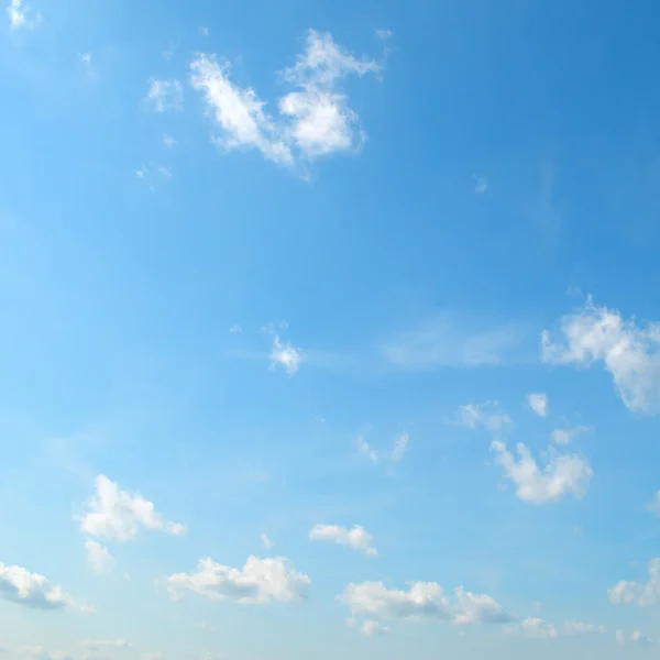 Plumosas nubes en el cielo azul — Foto de Stock