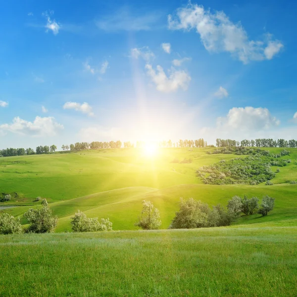Malerische Felder, Hügel und Sonnenaufgang — Stockfoto