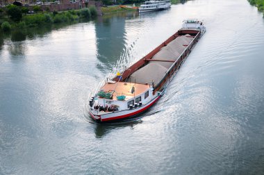 kargo ile River'da mavna
