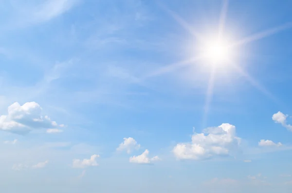 Sol no céu azul com nuvens brancas — Fotografia de Stock