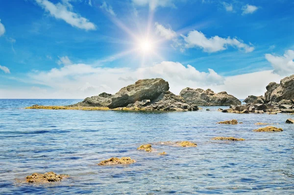 Costa marítima cênica e céu azul — Fotografia de Stock