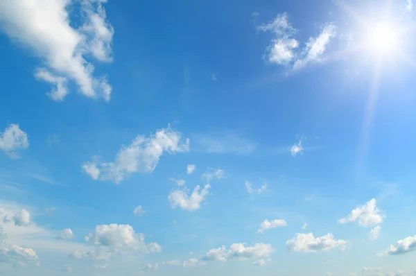 Sol en el cielo azul con nubes blancas —  Fotos de Stock