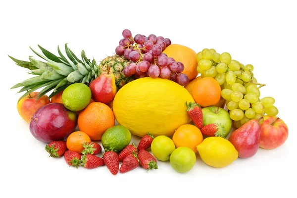 Frutas e bagas isoladas sobre um fundo branco — Fotografia de Stock