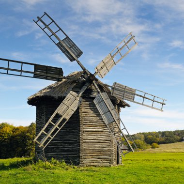 bir alandaki eski ahşap fırıldak