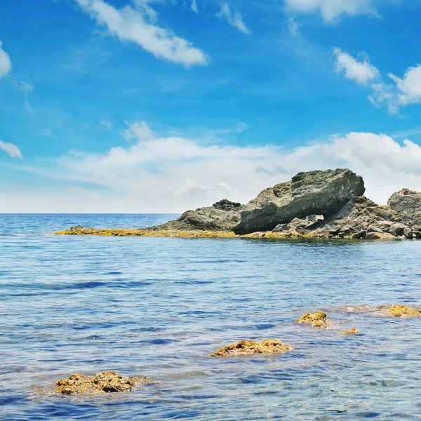 Océano, playa pintoresca y cielo azul — Foto de Stock