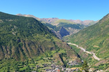 dağlar ve şehrin bir dağ Vadisi