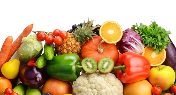Frutas e legumes isolados em fundo branco — Fotografia de Stock