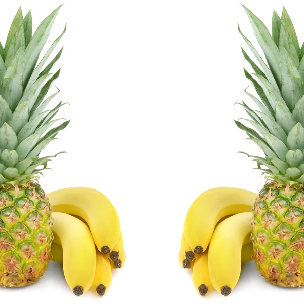 Ananas en bananen geïsoleerd op witte achtergrond — Stockfoto