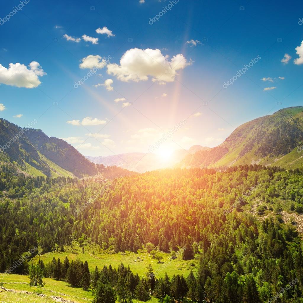 Beau paysage de montagne et lever du soleil — Photo de stock Beau paysage de montagne et lever du soleil — Photo de stock