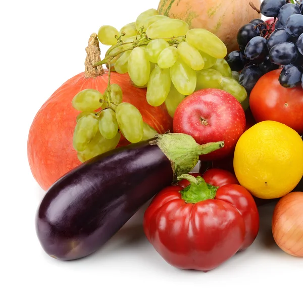 Frutas y hortalizas aisladas sobre fondo blanco — Foto de Stock