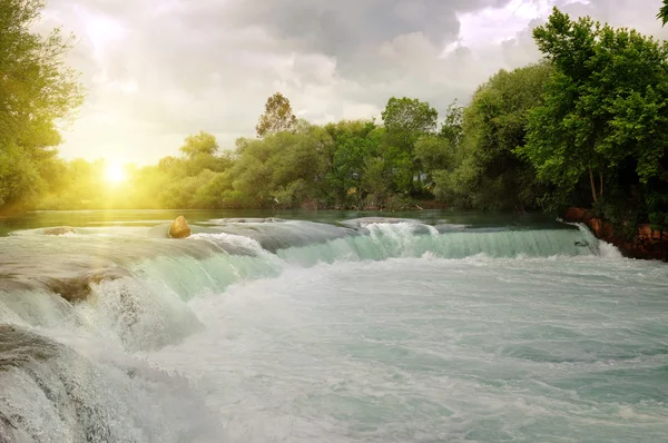 Cascade sur la rivière dans les montagnes — Photo