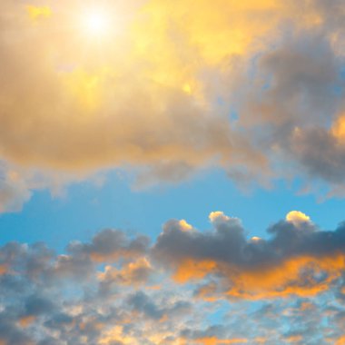 Parlak güneş görkemli bir gökyüzünü aydınlatıyor, dramatik, dokulu bulutlar üzerine sıcak altın ve turuncu ışık saçıyor. Bu canlı, umut dolu doğa sahnesi metin ya da tasarım elementleri için mükemmel bir kopya alanı sağlar.